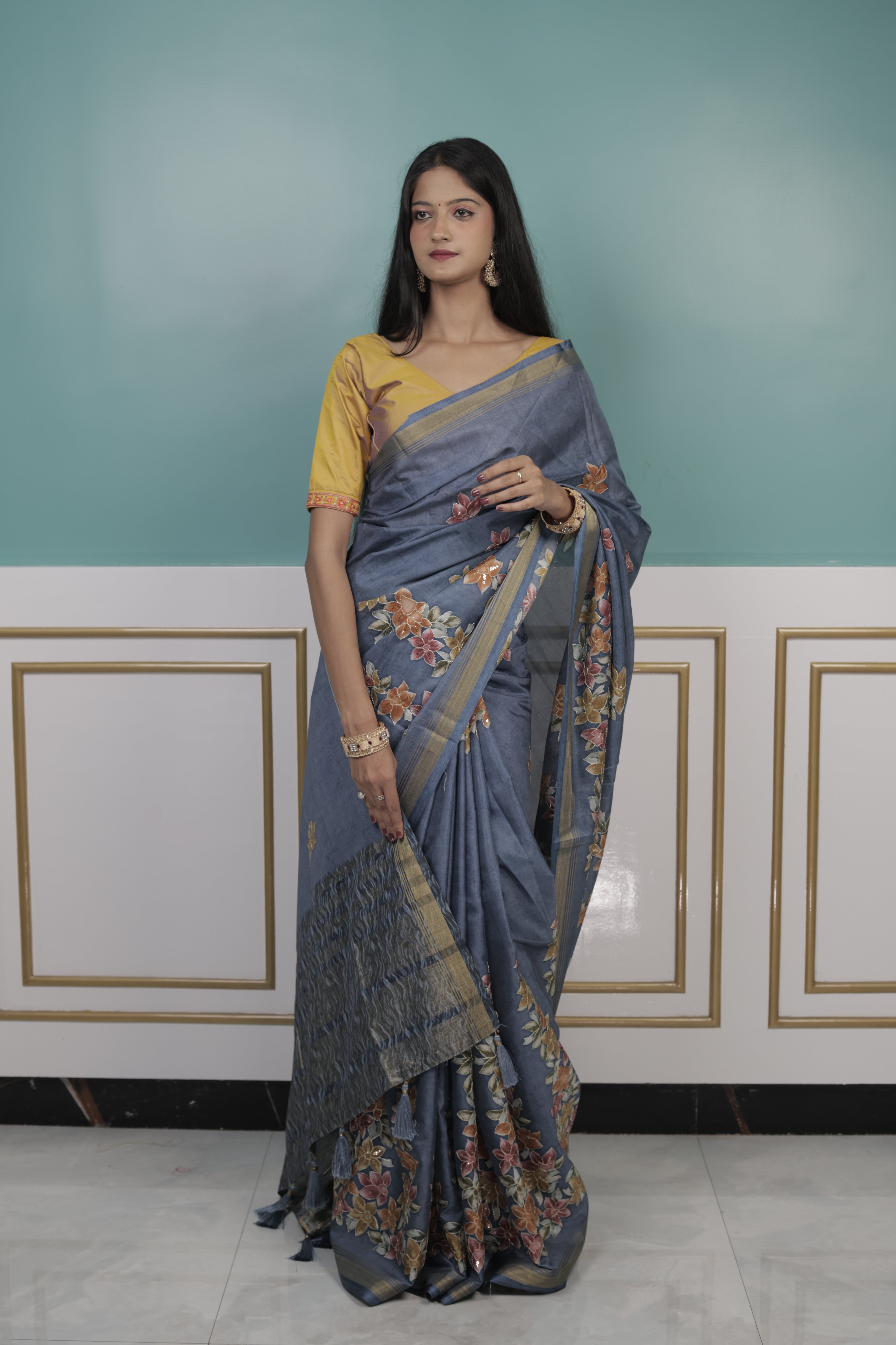 Elegant Floral Printed Sareeuct