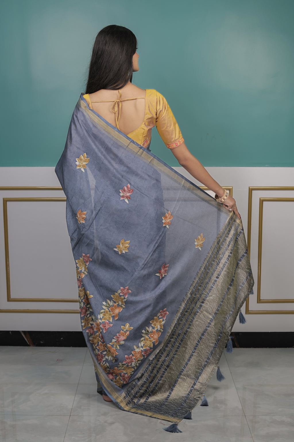 Elegant Floral Printed Sareeuct