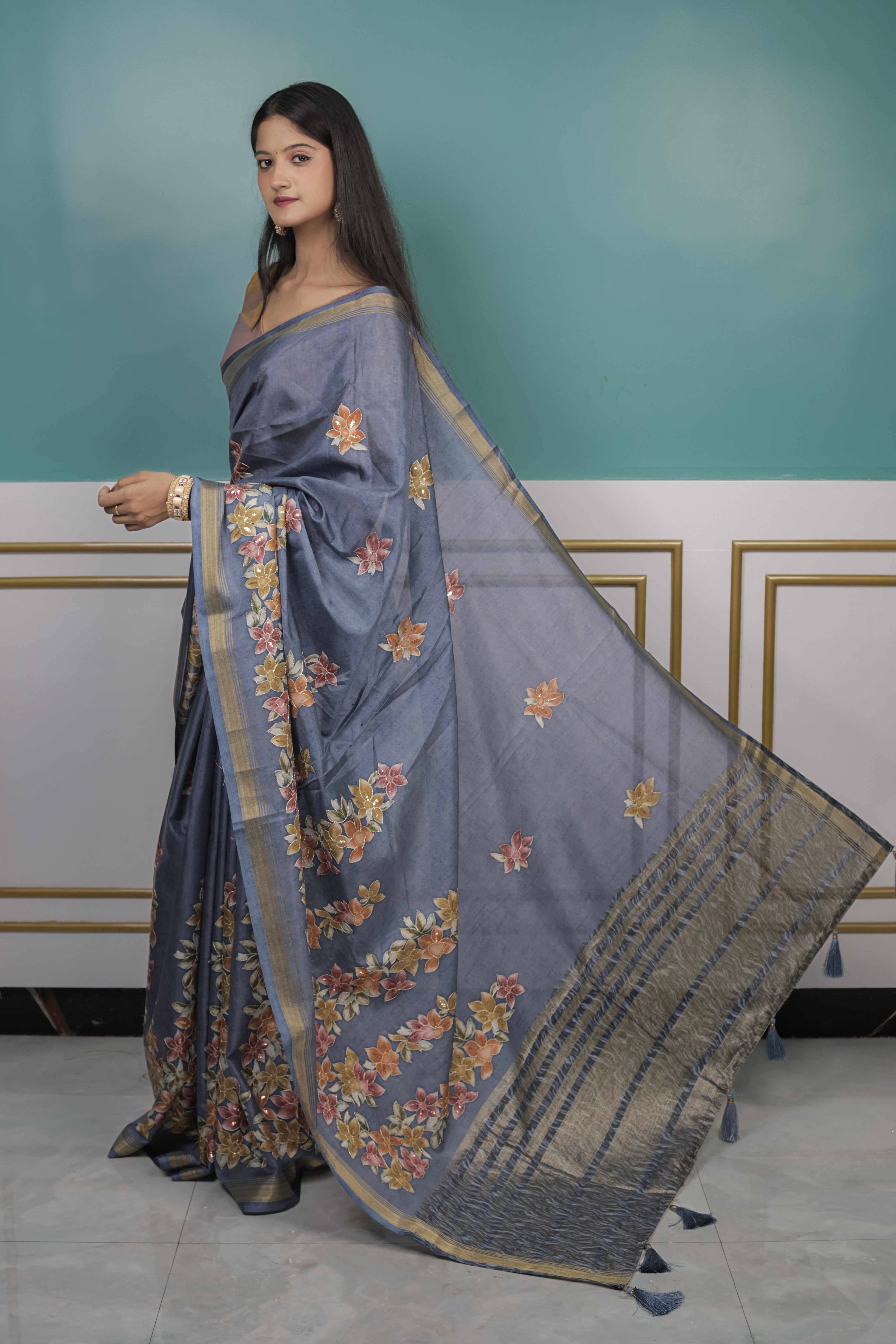 Elegant Floral Printed Sareeuct